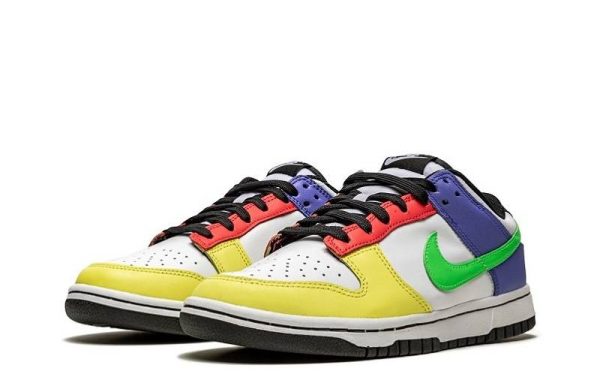 Dunk Low WMNS “Green Strike”