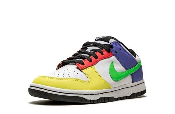 Dunk Low WMNS “Green Strike”