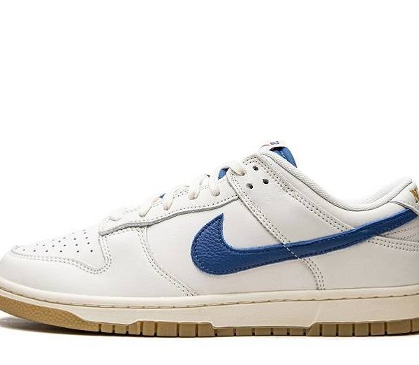 Dunks Low SE “Sail Dark Marina Blue”