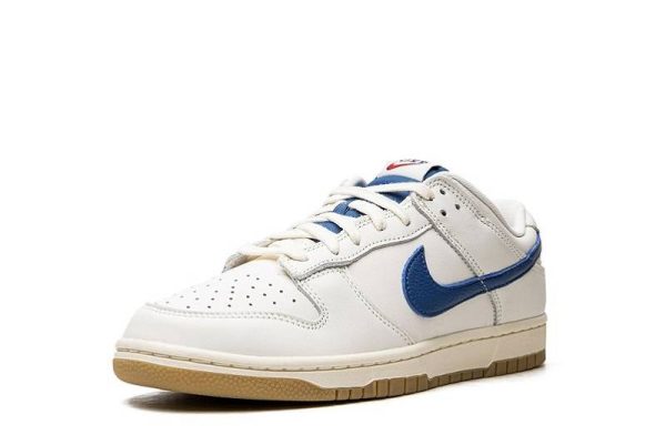 Dunks Low SE “Sail Dark Marina Blue”